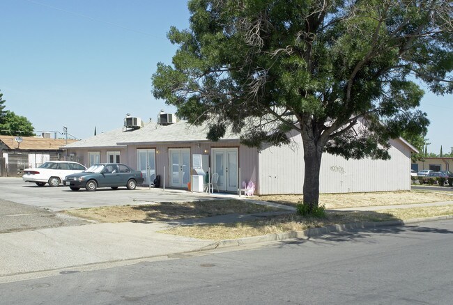 296 E 11th St in Merced, CA - Foto de edificio - Building Photo