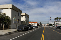 Harbor Breeze Apartments in Wilmington, CA - Foto de edificio - Building Photo