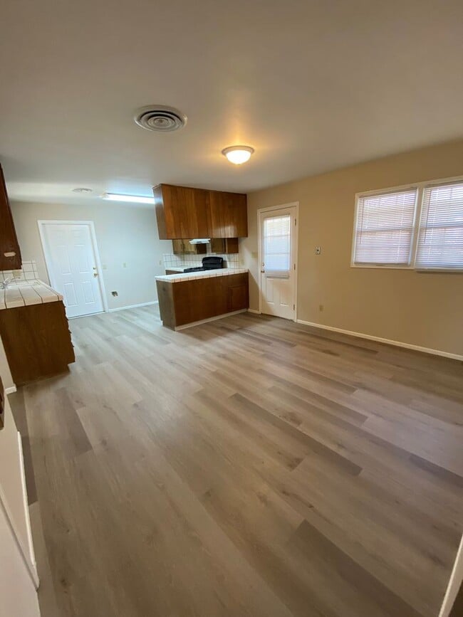 200 Douglas St in Bakersfield, CA - Building Photo - Building Photo