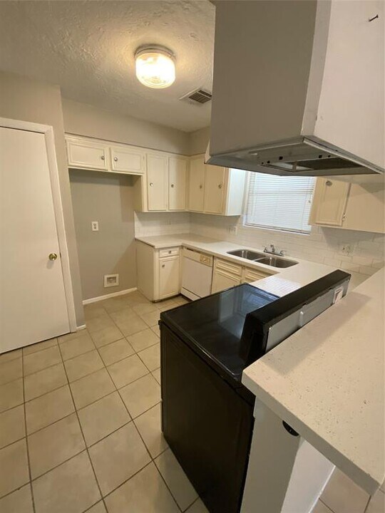 10803 Sugar Hill Dr-Unit -B in Houston, TX - Building Photo