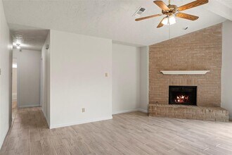 6911 Prairie Village Dr in Katy, TX - Building Photo - Building Photo