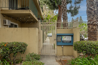 11138 Aqua Vista St in North Hollywood, CA - Foto de edificio - Building Photo