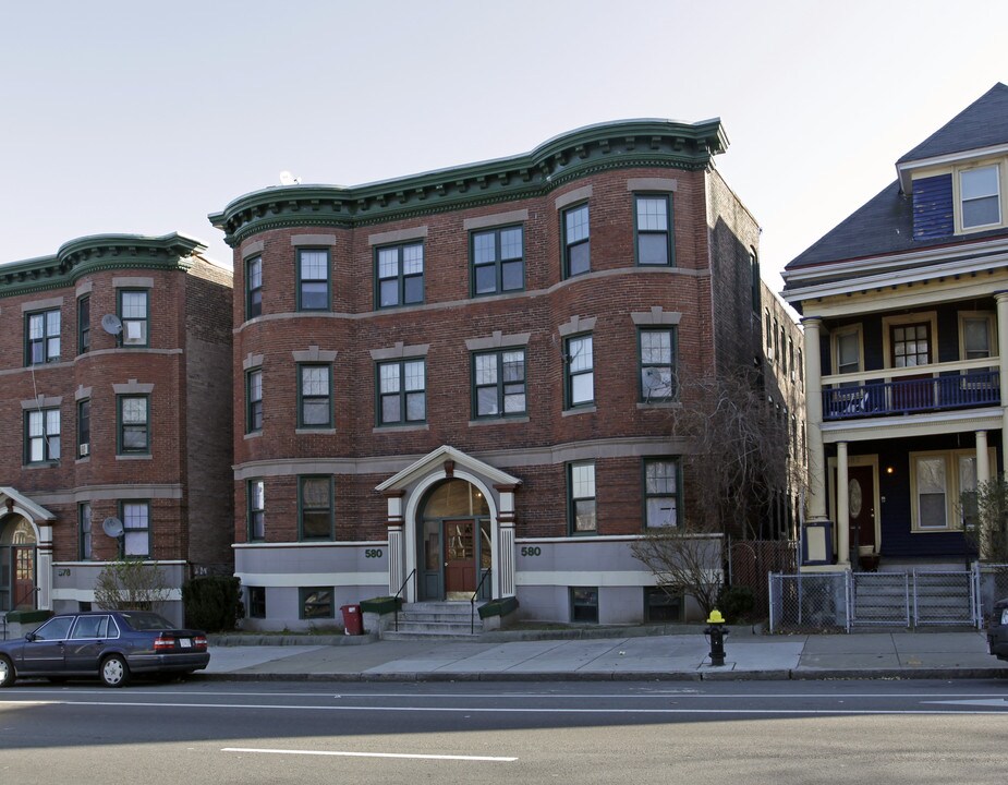 580-580A Blue Hill Ave in Boston, MA - Foto de edificio