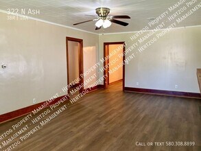 322 N Ash St in Ponca City, OK - Building Photo - Building Photo