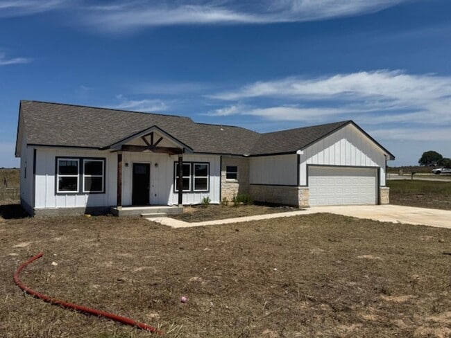 202 Colonial Ln in La Vernia, TX - Building Photo - Building Photo