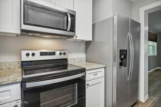 4044 Hunter Cir in Jacksonville, FL - Building Photo - Building Photo