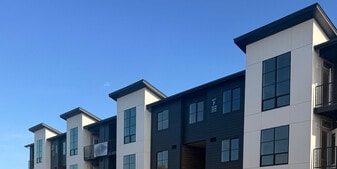 Allison Summit in Woodburn, OR - Building Photo