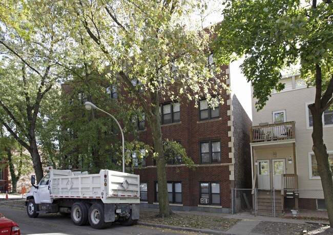 2035 - 2039 West Wellington Avenue in Chicago, IL - Foto de edificio - Building Photo