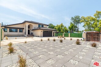 20456 Strathern St in Los Angeles, CA - Building Photo - Building Photo