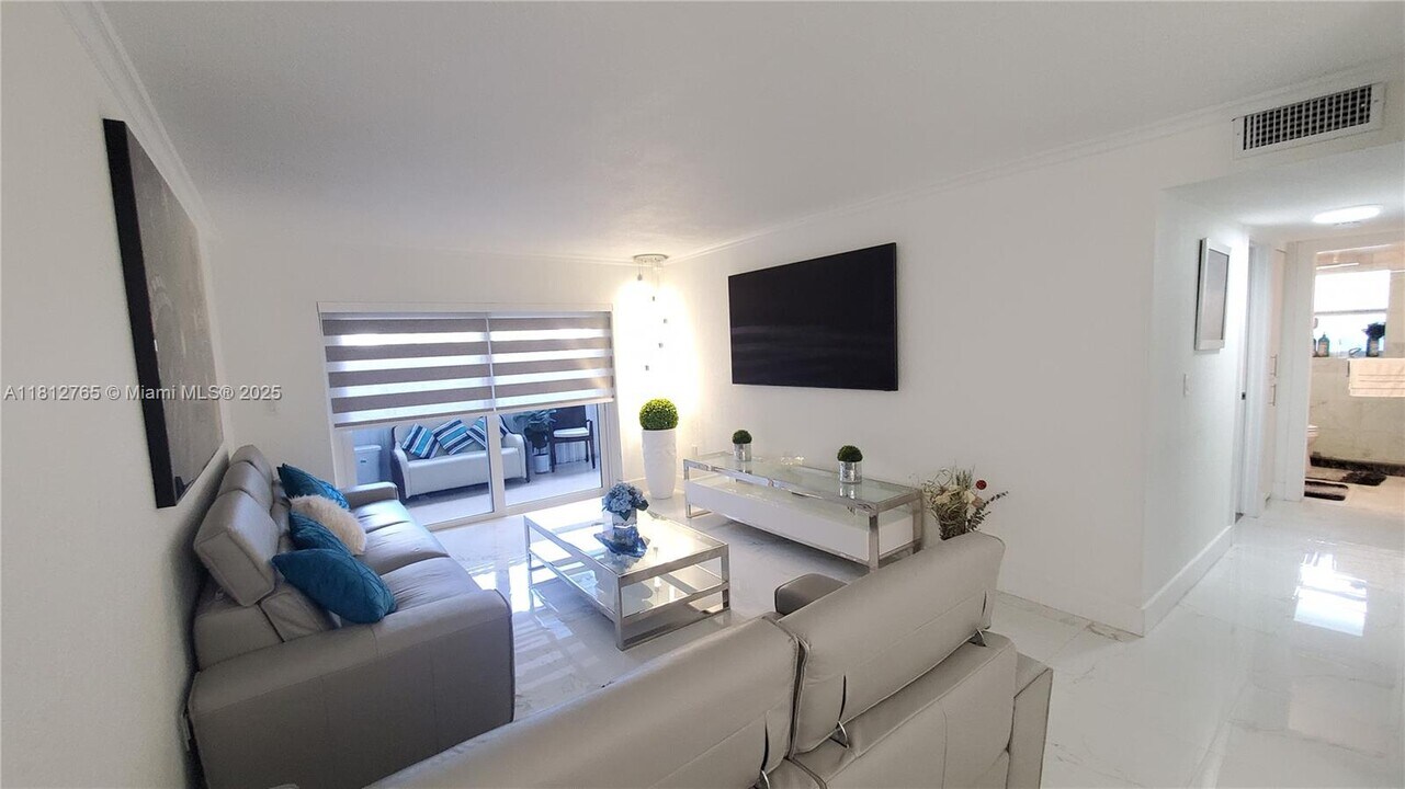 6095 W 18th Ave in Hialeah, FL - Building Photo