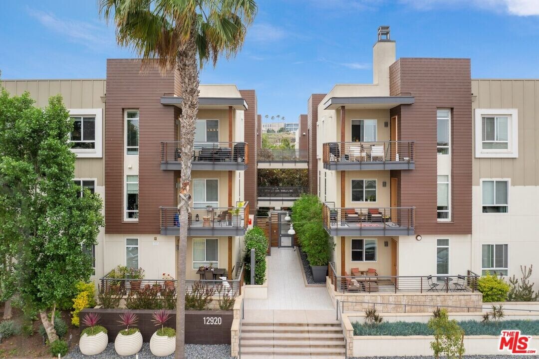 12920 W Runway Rd in Los Angeles, CA - Building Photo