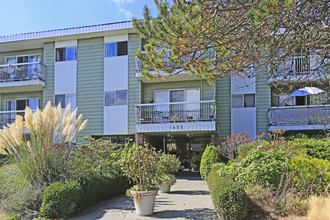 Firhaus Apartment in White Rock, BC - Building Photo - Building Photo