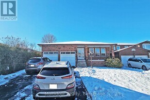 2594 Privet Ct in Mississauga, ON - Building Photo