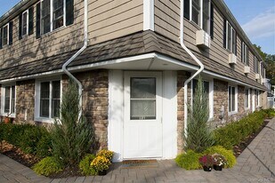 140 Orinoco Dr in Brightwaters, NY - Building Photo