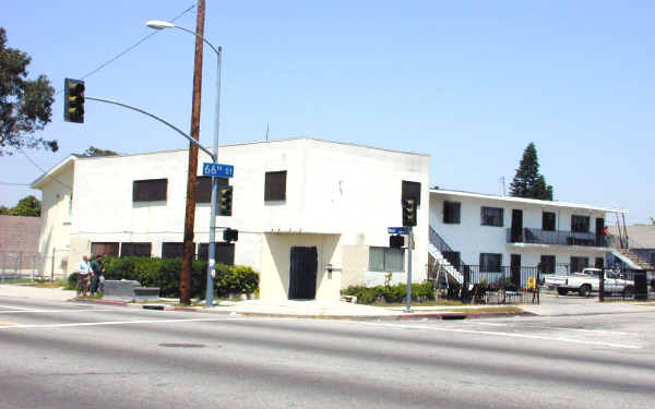 105 E 66th St in Los Angeles, CA - Building Photo