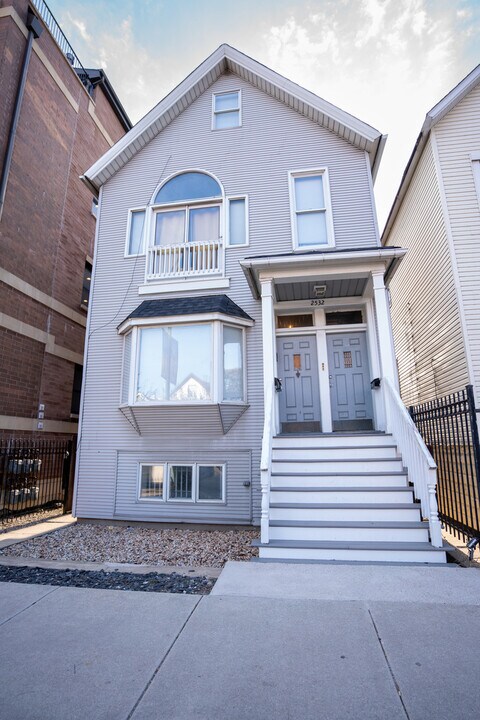 2532 N Ashland Ave in Chicago, IL - Foto de edificio