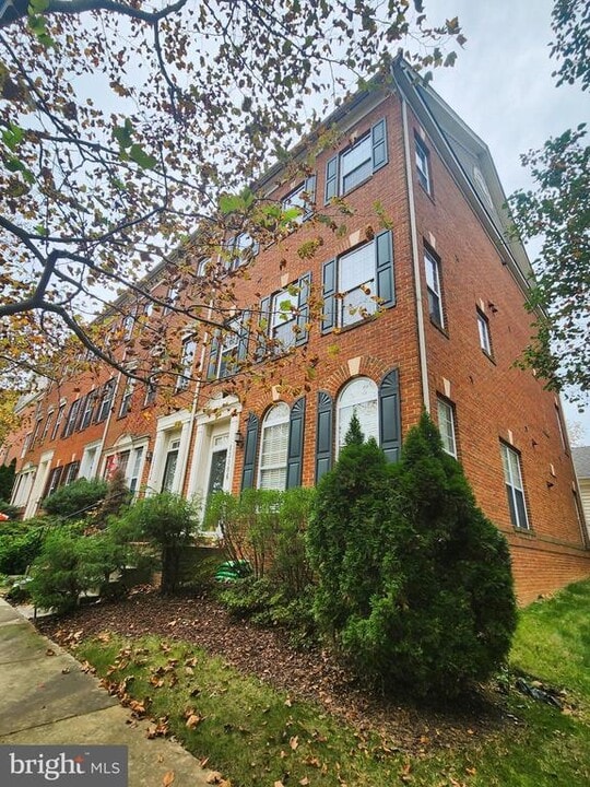 13006 Town Commons Dr in Germantown, MD - Building Photo