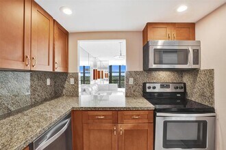 1000 Parkview Dr in Hallandale Beach, FL - Foto de edificio - Building Photo