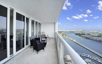 1717 N Bayshore Dr in Miami, FL - Building Photo - Building Photo