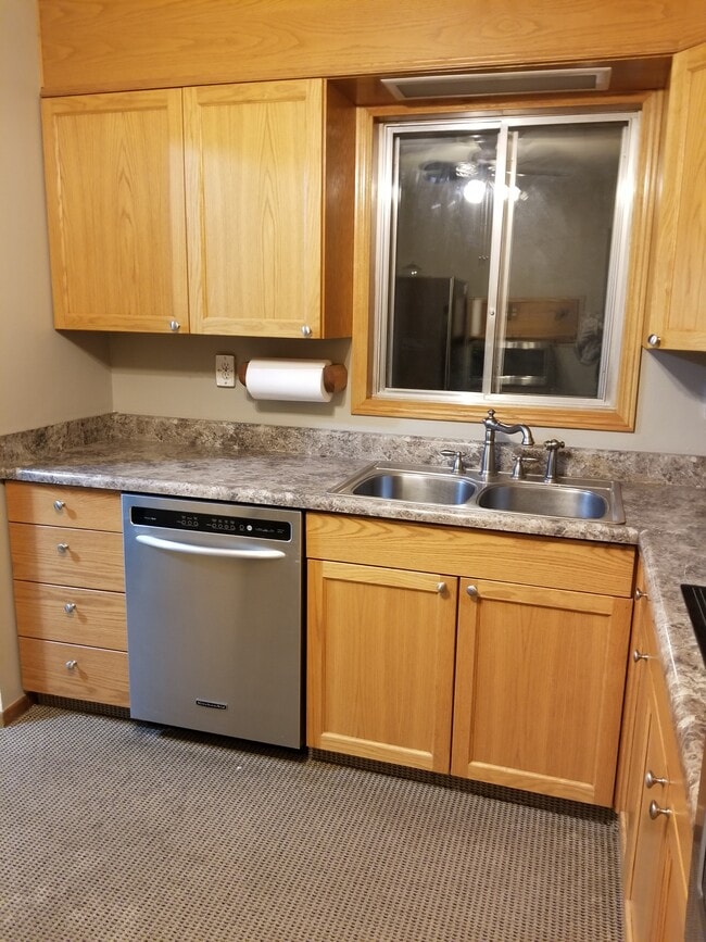 1728 Middle Rd in Bettendorf, IA - Foto de edificio - Building Photo