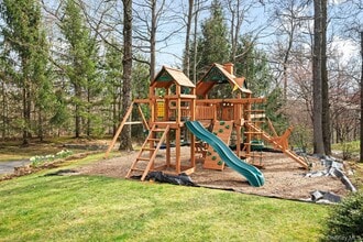 105 Hardscrabble Lake Dr in Chappaqua, NY - Building Photo - Building Photo