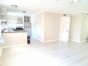 1700 NE 191st St, Unit 100 in Miami, FL - Building Photo - Building Photo