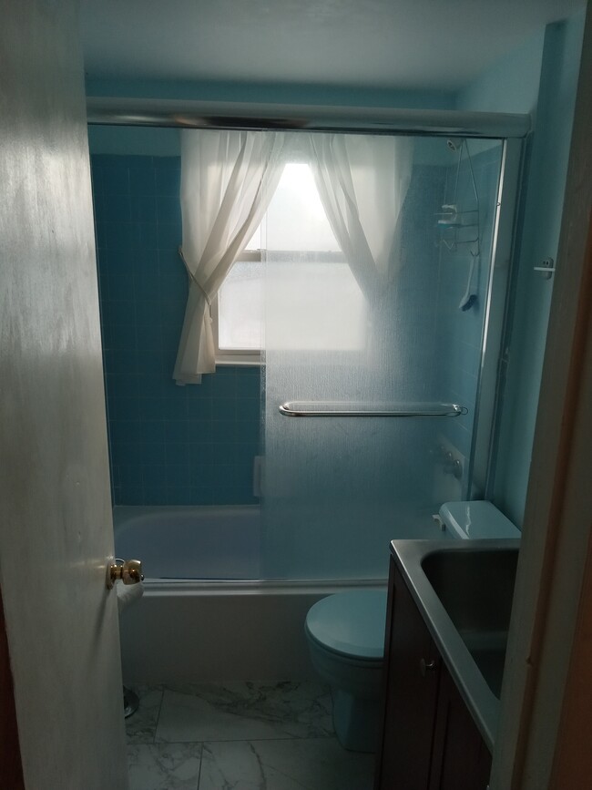 44 Montana Ct in Syosset, NY - Building Photo - Building Photo