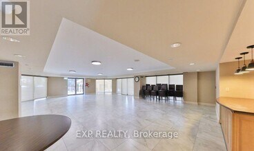335-2335 Webb Dr in Mississauga, ON - Building Photo - Building Photo
