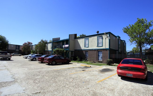 San Marcos Apartments in Houston, TX - Foto de edificio - Building Photo