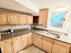 317 Saint Paul St, Unit B in Brookline, MA - Foto de edificio - Building Photo