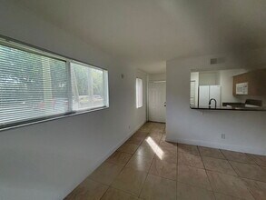 3473 NW 44th St in Lauderdale Lakes, FL - Building Photo - Building Photo