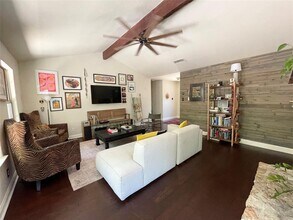 7018 Crosswood Dr in Austin, TX - Building Photo - Building Photo