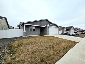 2443 3rd St SE in East Wenatchee, WA - Building Photo - Building Photo