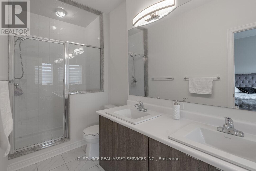 131 Lebovic Campus Dr in Vaughan, ON - Building Photo