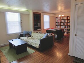 1537 New Hampshire St in Lawrence, KS - Foto de edificio - Building Photo