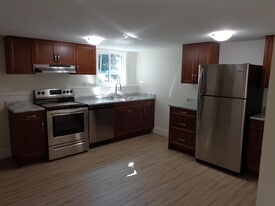 422 Eighth St in Nanaimo, BC - Building Photo