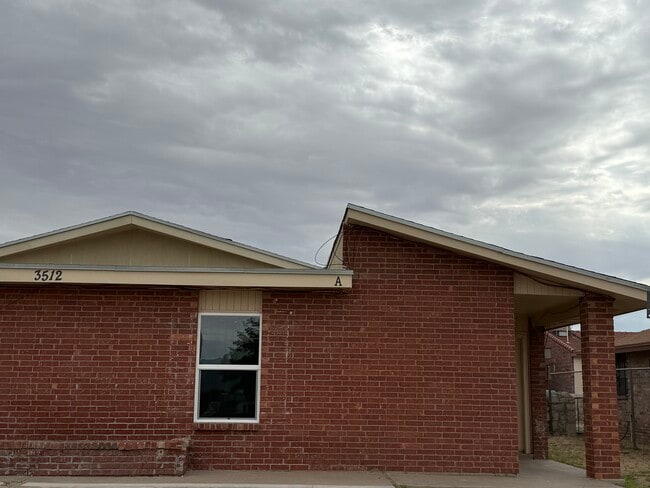 property at 3512 E Glen Dr