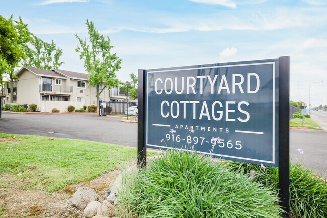 Courtyard Cottages in Sacramento, CA - Building Photo - Building Photo