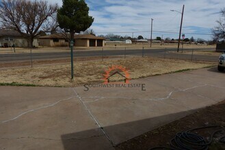 240 Sasser Dr in Clovis, NM - Foto de edificio - Building Photo