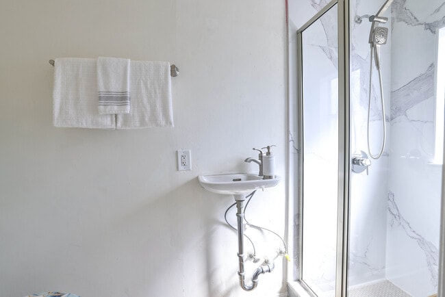2290 San Pablo Ave in Oakland, CA - Building Photo - Building Photo