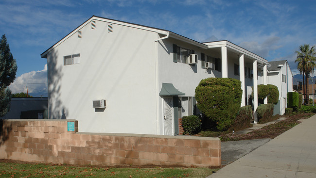 476 E Cypress St in Covina, CA - Foto de edificio - Building Photo