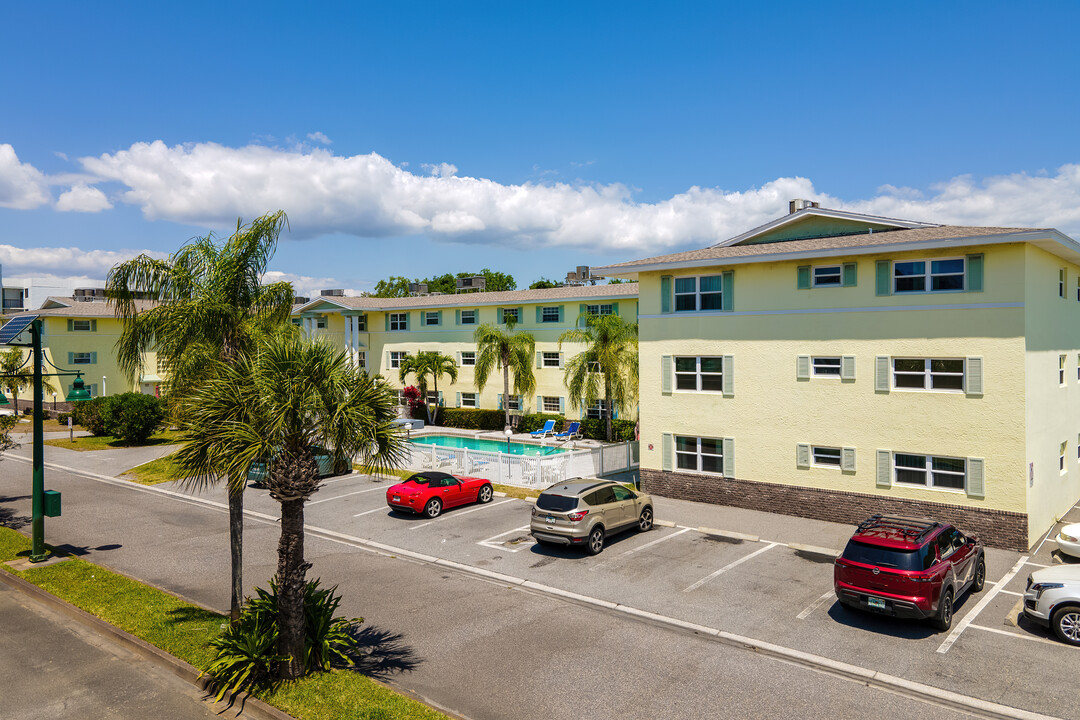 Columbia House Condominiums in Cape Canaveral, FL - Foto de edificio