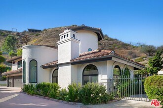 16581 Vía Floresta in Los Angeles, CA - Foto de edificio - Building Photo