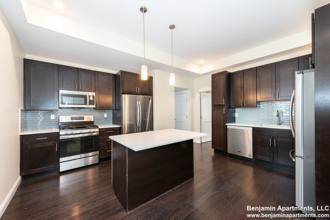 10 Marion St, Unit 001 in Medford, MA - Building Photo