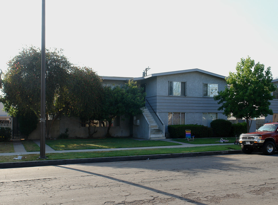 2625 S Baker St in Santa Ana, CA - Building Photo