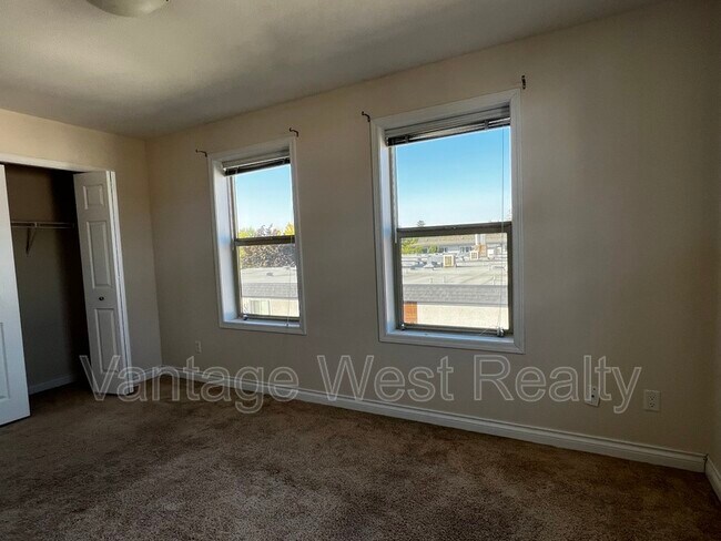 598-598 Sutherland Ave in Kelowna, BC - Building Photo - Building Photo