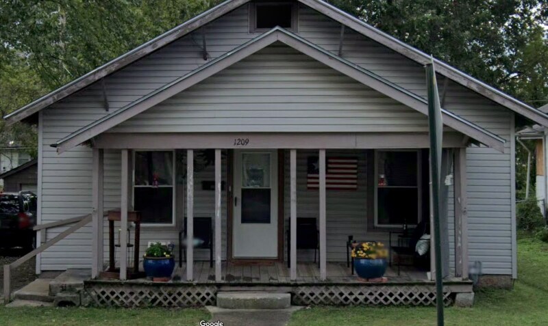 1209 W Laurel St in Independence, KS - Building Photo