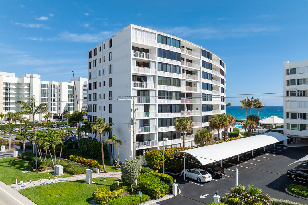 Mayfair House East in Palm Beach, FL - Foto de edificio