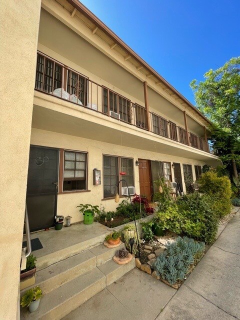 15155 Dickens St, Unit 3.4 in Sherman Oaks, CA - Building Photo