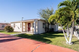 690 E 10th Ave in Hialeah, FL - Building Photo